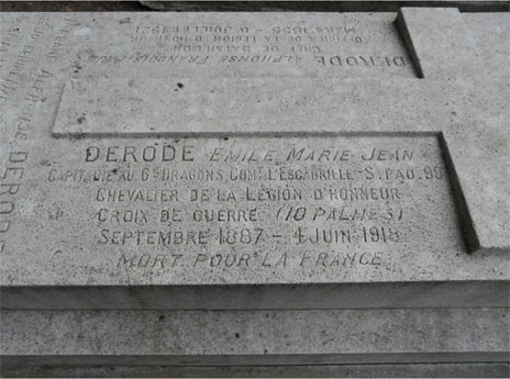 http://albindenis.free.fr/Site_escadrille/Tombes_monuments/102_Derode_Tombe02.jpg
